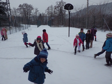 2012_12_13_tělocvik_na_sněhu_1_honička_v_bludišti_02