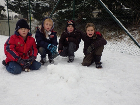 2012_12_13_tělocvik_na_sněhu_4_stavby_ze_sněhu_01