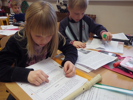 2013_03_12_vítání_jara_3_studujeme_pravidla_kuličkových_her_01